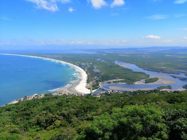 Vista das praias selvagens a partir da Pedra do Telégrafo no Rio de Janeiro